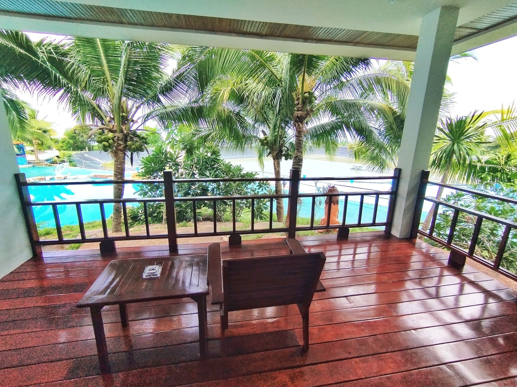 Deluxe Pool View With Bathtub