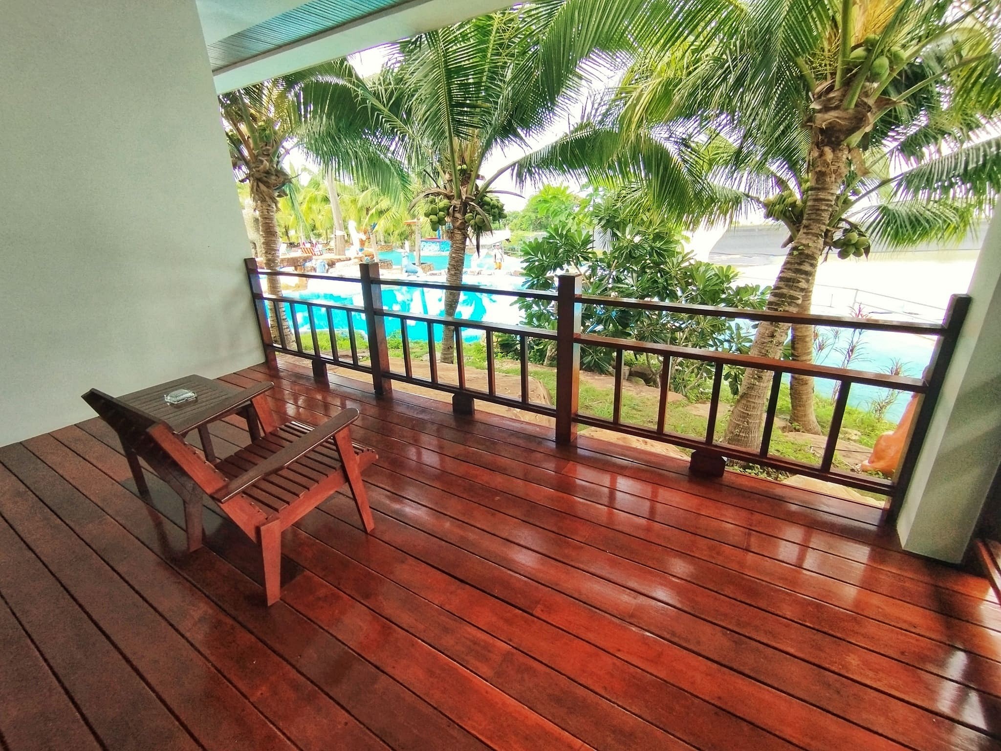 Deluxe Pool View With Bathtub